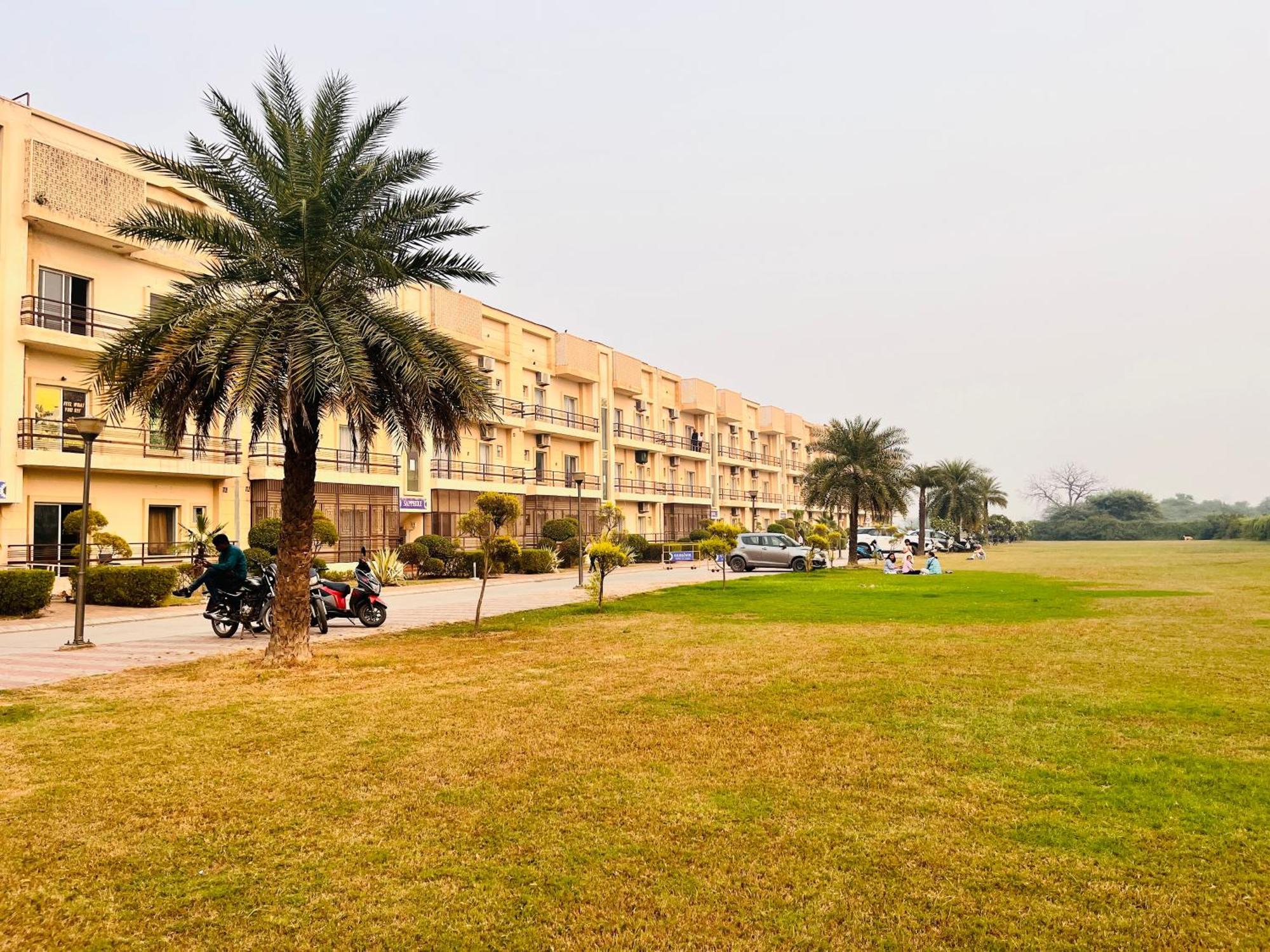 Pearl Grand Boutique Cottage In Omaxe Anandam Vrindavan - #Premium Ac Rooms With Balcony #Big Parking #Lift #Garden #Peaceful Area #Near Prem Mandir #Property Of The Year #Most Awarded 외부 사진