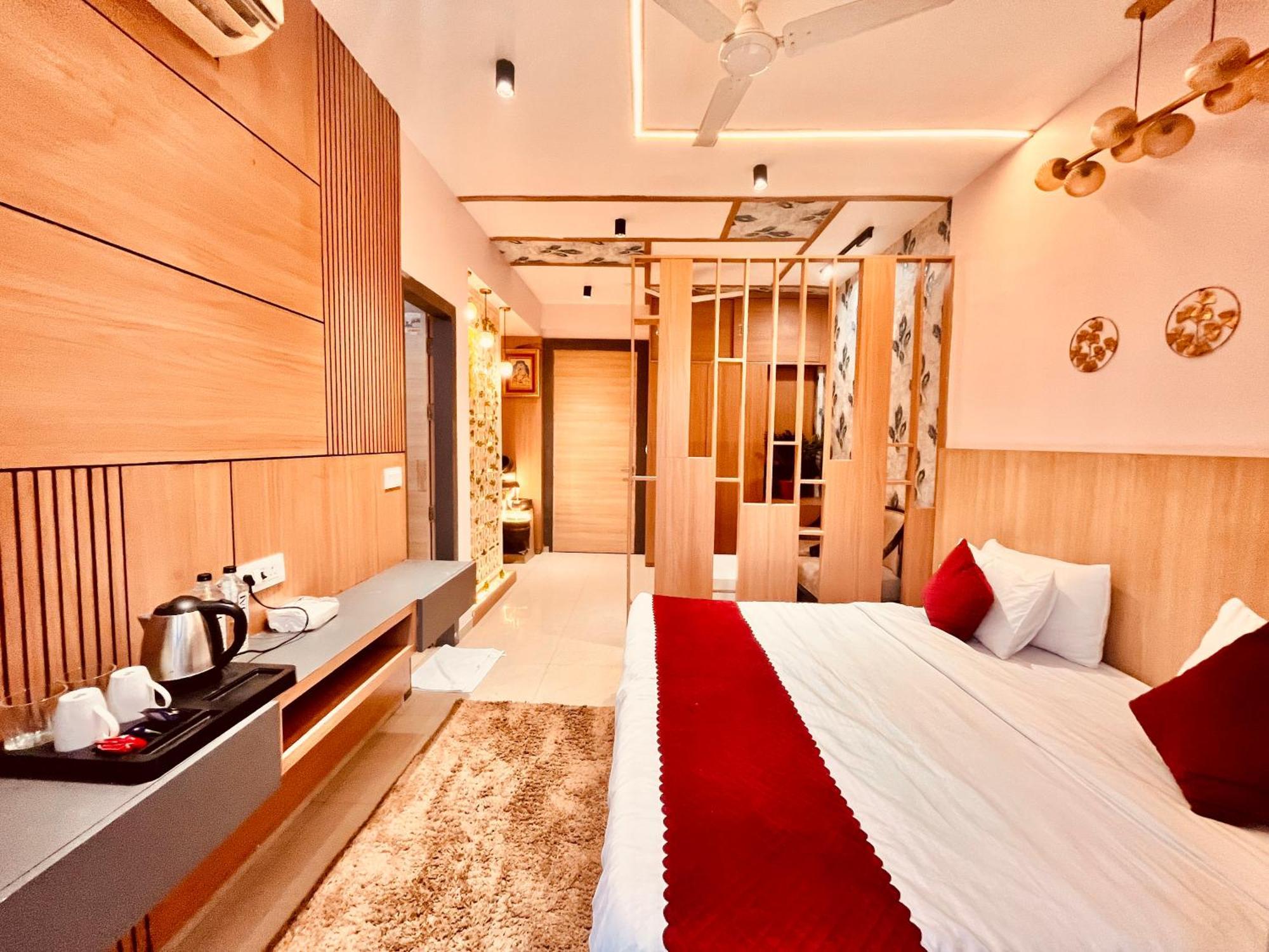 Pearl Grand Boutique Cottage In Omaxe Anandam Vrindavan - #Premium Ac Rooms With Balcony #Big Parking #Lift #Garden #Peaceful Area #Near Prem Mandir #Property Of The Year #Most Awarded 외부 사진