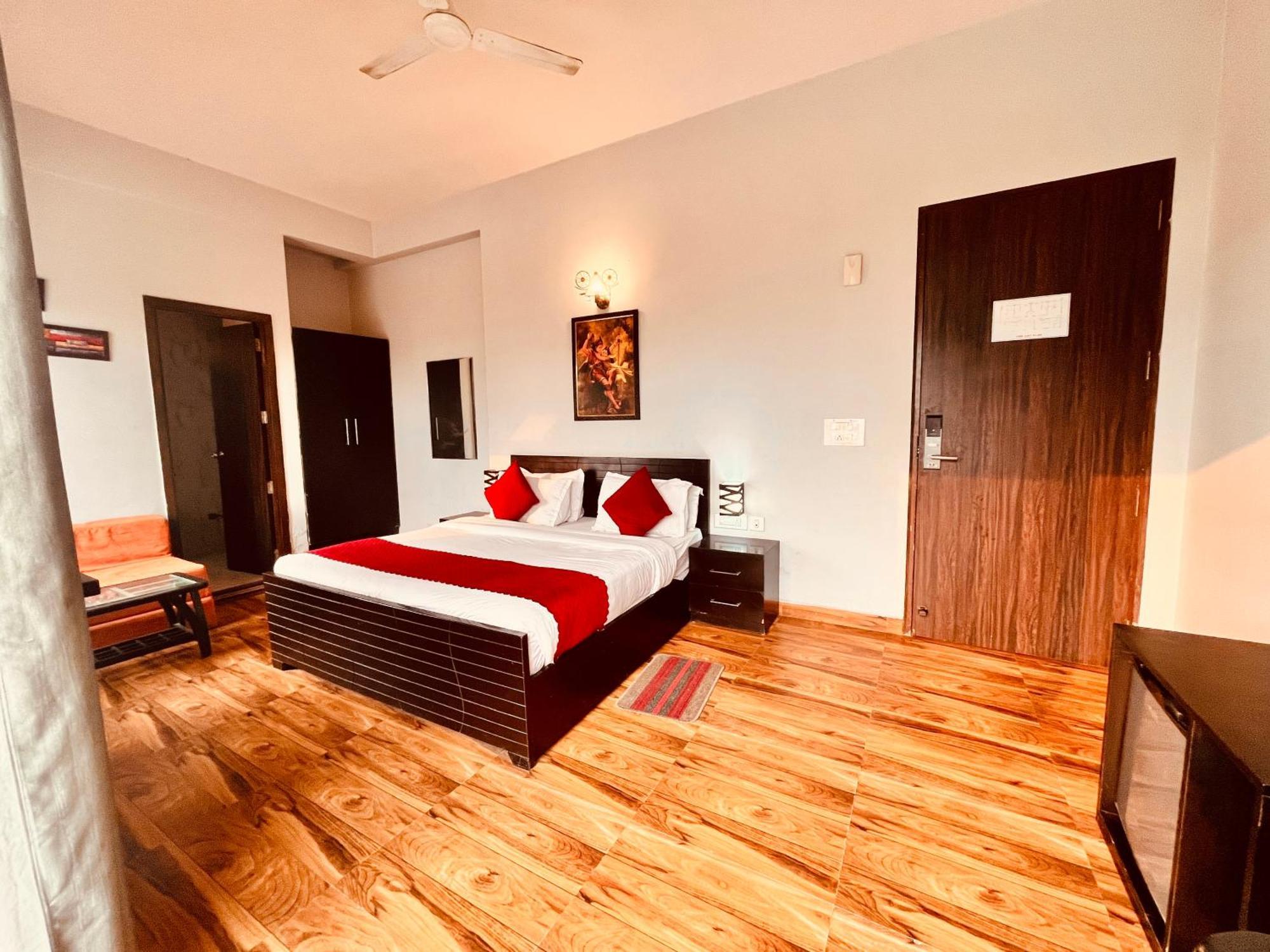 Pearl Grand Boutique Cottage In Omaxe Anandam Vrindavan - #Premium Ac Rooms With Balcony #Big Parking #Lift #Garden #Peaceful Area #Near Prem Mandir #Property Of The Year #Most Awarded 외부 사진
