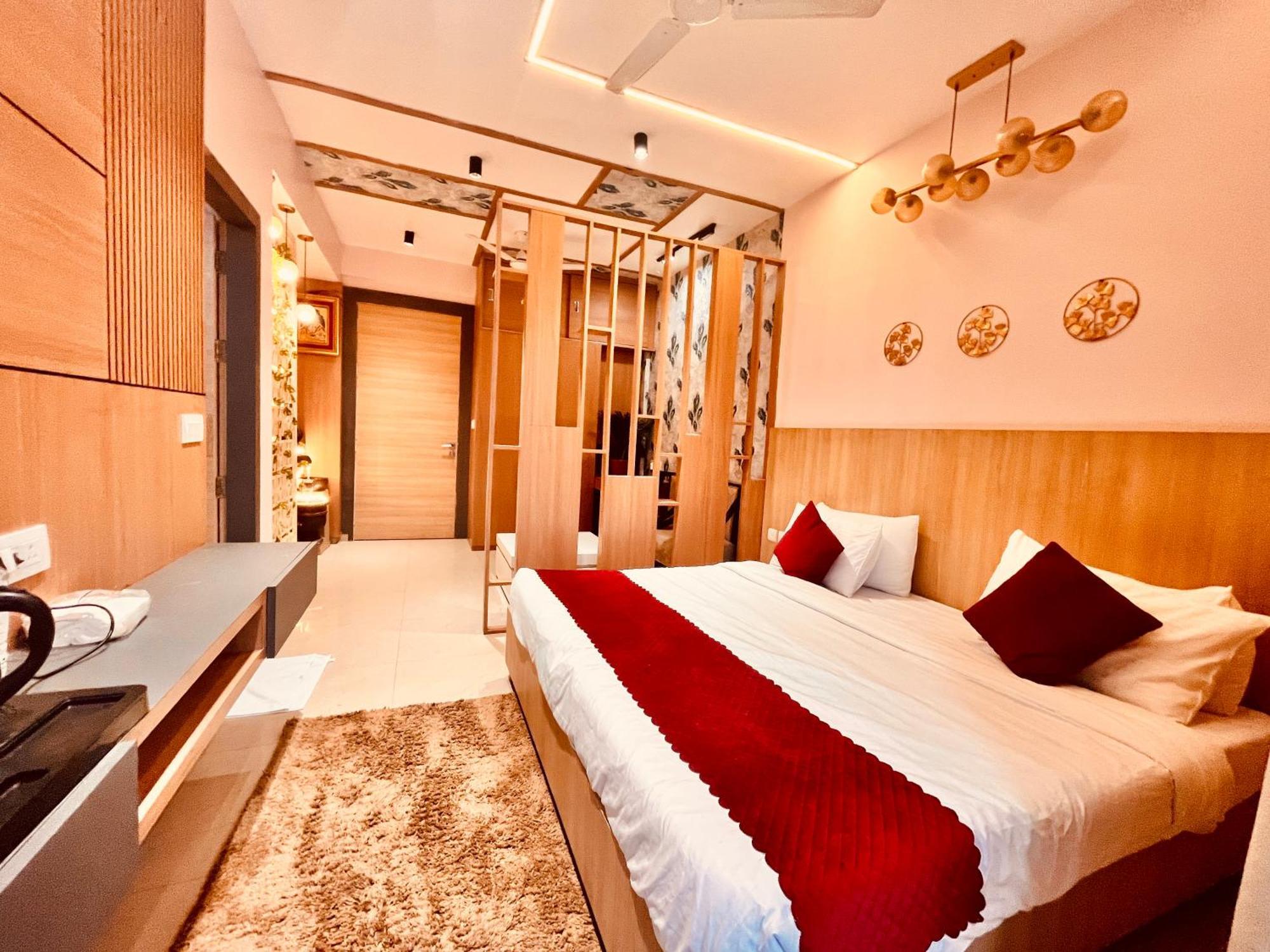 Pearl Grand Boutique Cottage In Omaxe Anandam Vrindavan - #Premium Ac Rooms With Balcony #Big Parking #Lift #Garden #Peaceful Area #Near Prem Mandir #Property Of The Year #Most Awarded 외부 사진