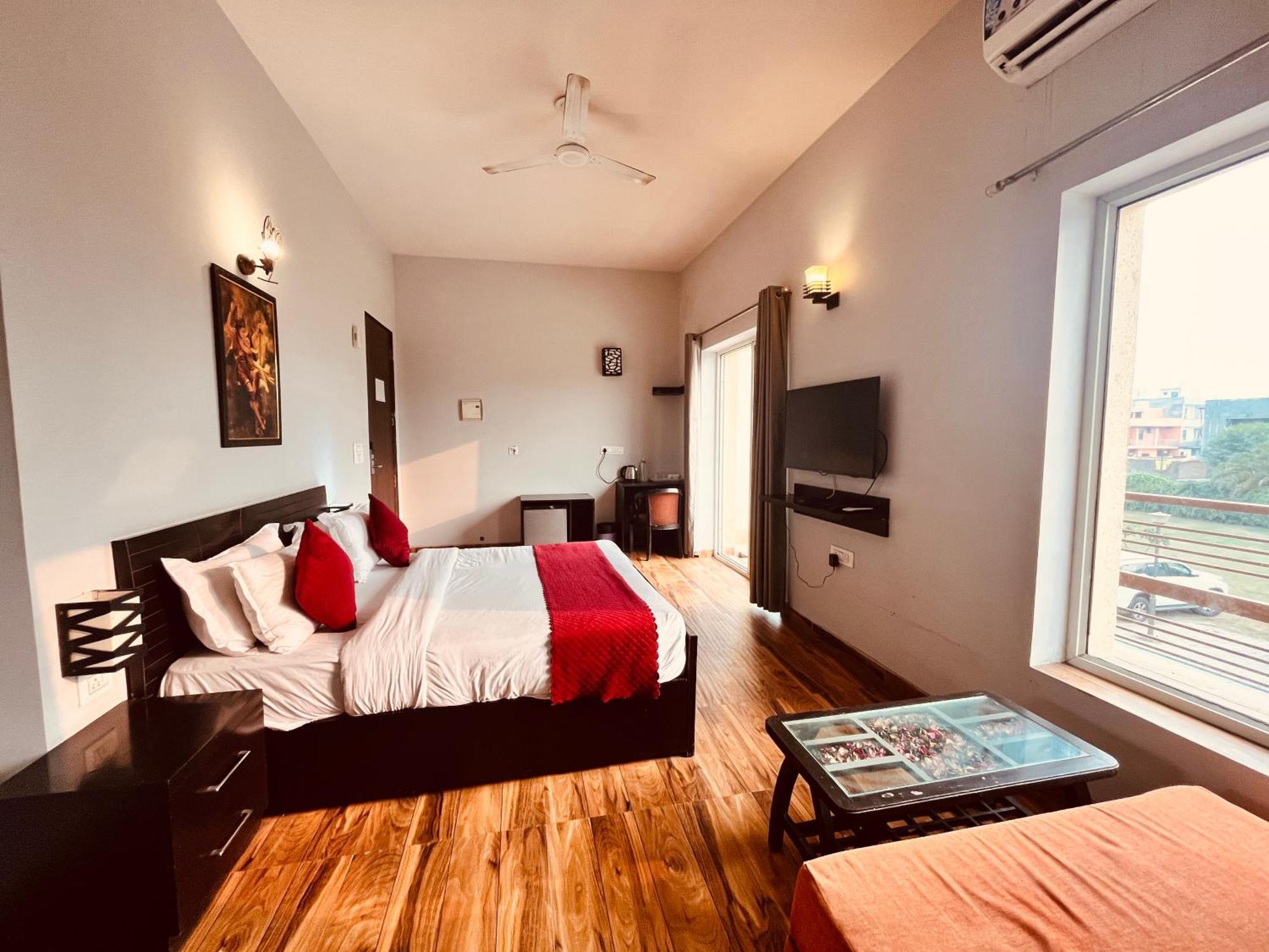 Pearl Grand Boutique Cottage In Omaxe Anandam Vrindavan - #Premium Ac Rooms With Balcony #Big Parking #Lift #Garden #Peaceful Area #Near Prem Mandir #Property Of The Year #Most Awarded 외부 사진