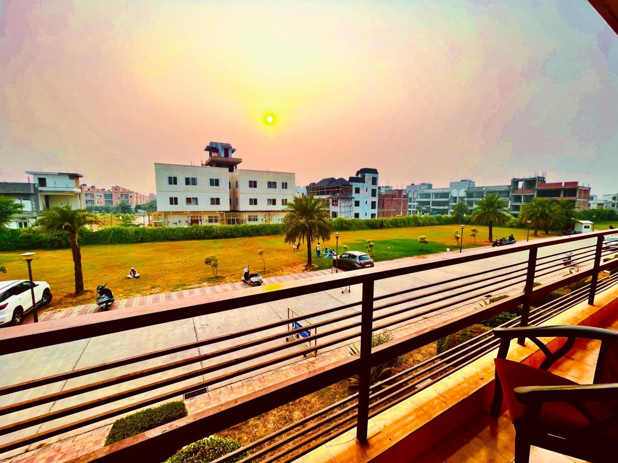 Pearl Grand Boutique Cottage In Omaxe Anandam Vrindavan - #Premium Ac Rooms With Balcony #Big Parking #Lift #Garden #Peaceful Area #Near Prem Mandir #Property Of The Year #Most Awarded 외부 사진