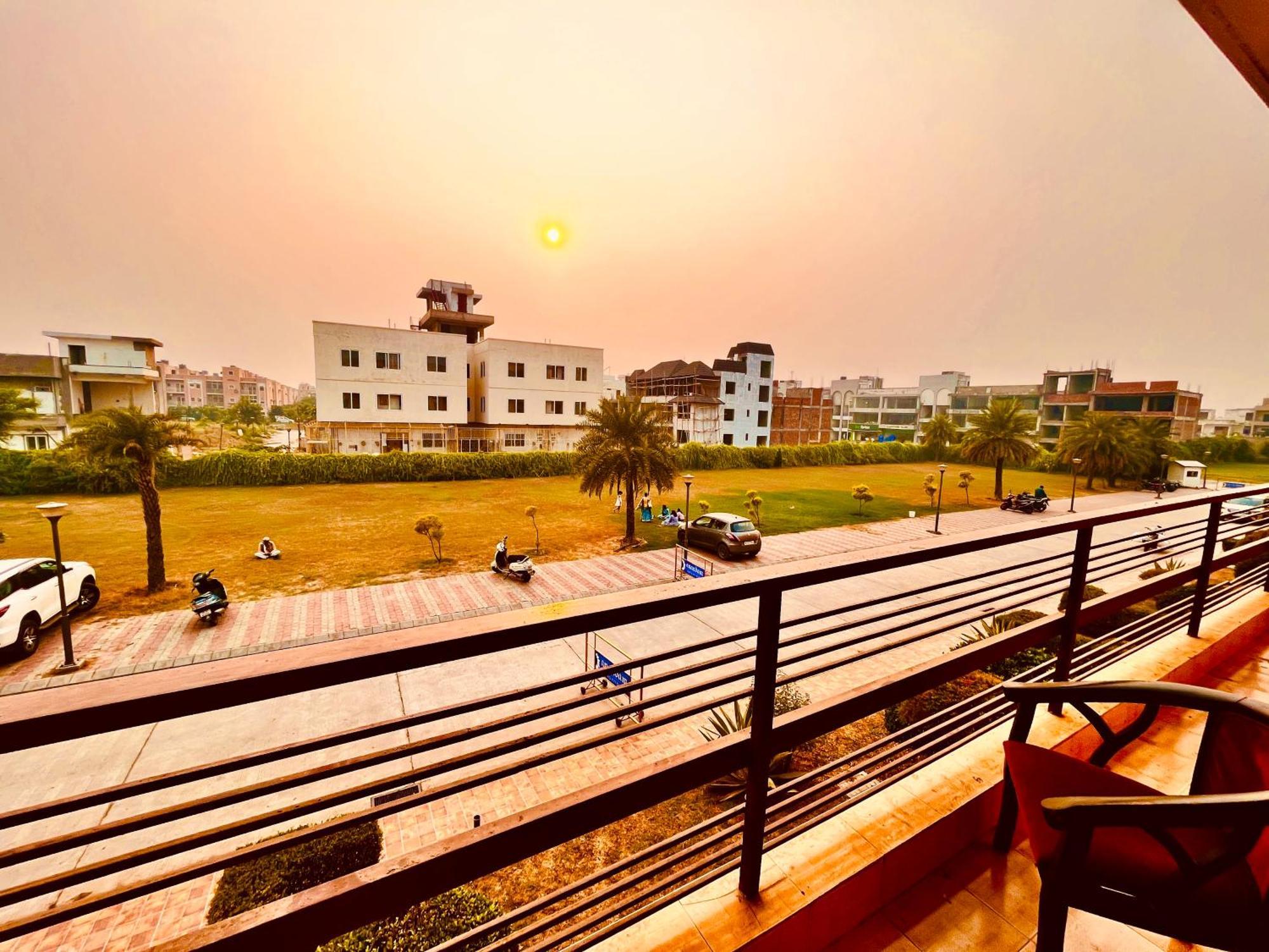 Pearl Grand Boutique Cottage In Omaxe Anandam Vrindavan - #Premium Ac Rooms With Balcony #Big Parking #Lift #Garden #Peaceful Area #Near Prem Mandir #Property Of The Year #Most Awarded 외부 사진