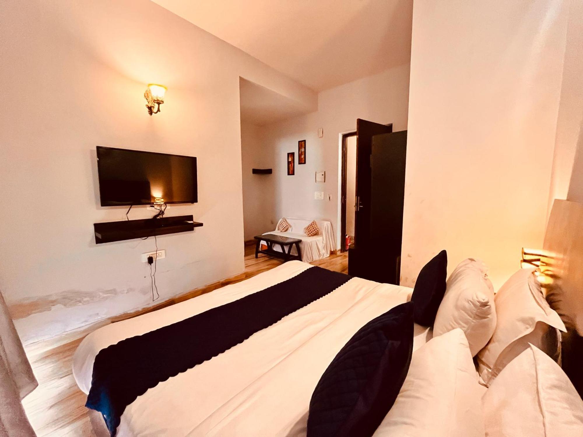 Pearl Grand Boutique Cottage In Omaxe Anandam Vrindavan - #Premium Ac Rooms With Balcony #Big Parking #Lift #Garden #Peaceful Area #Near Prem Mandir #Property Of The Year #Most Awarded 외부 사진